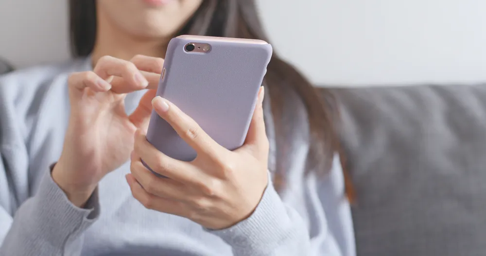 une femme utilisant un smartphone