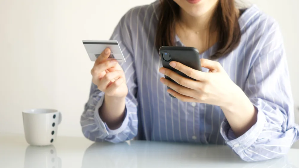 femme achetant un téléphone reconditionné sur Amazon