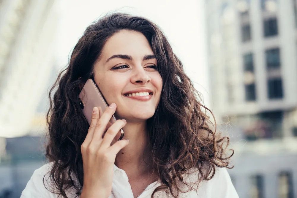 une femme parlant au téléphone portable en ville