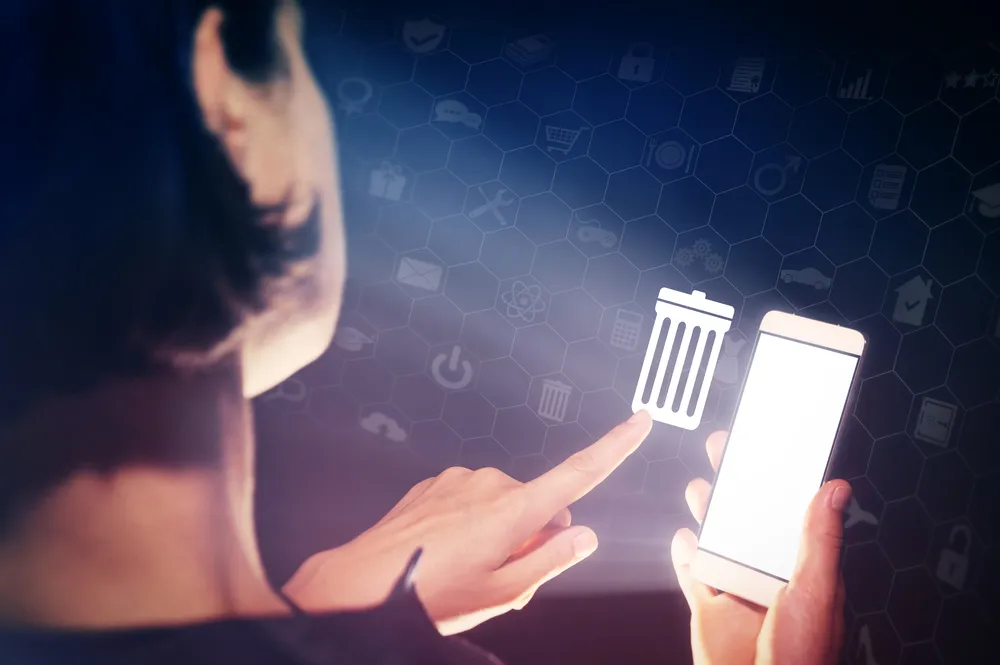 Personne supprimant des éléments sur un téléphone portable