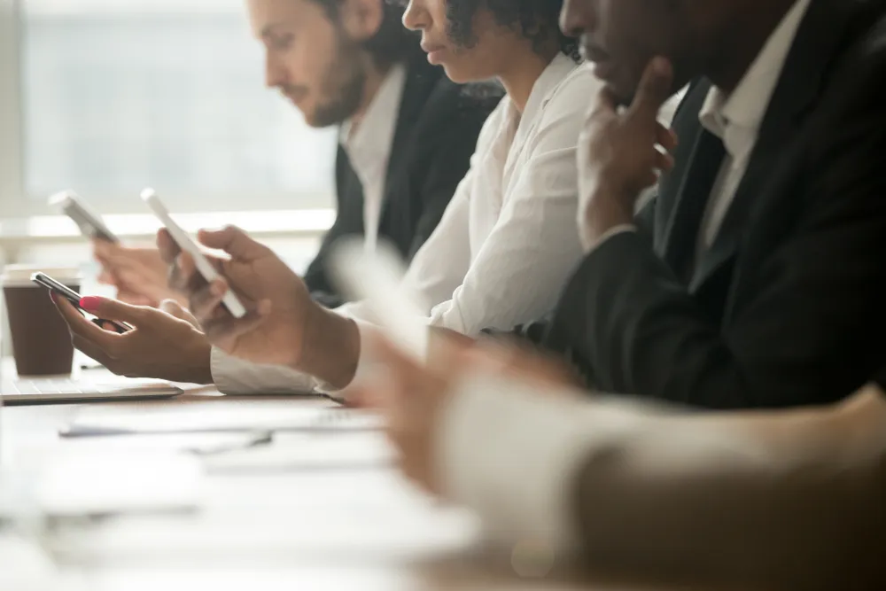 des hommes d'affaires regardant leurs téléphones portables