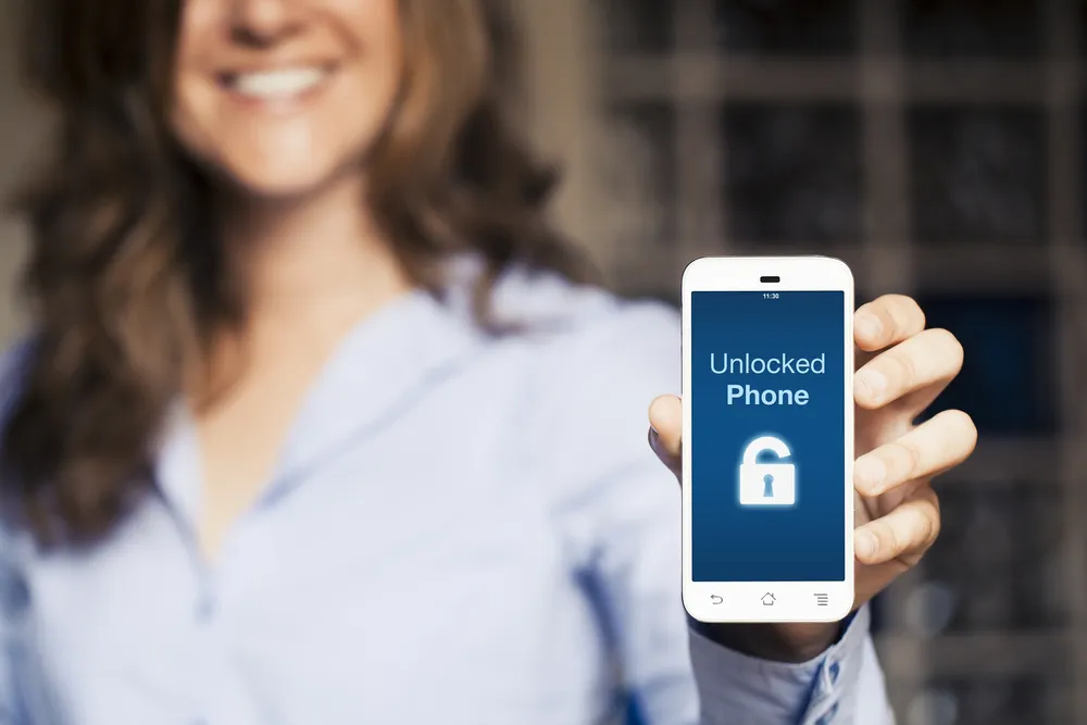 des femmes tenant un téléphone portable déverrouillé