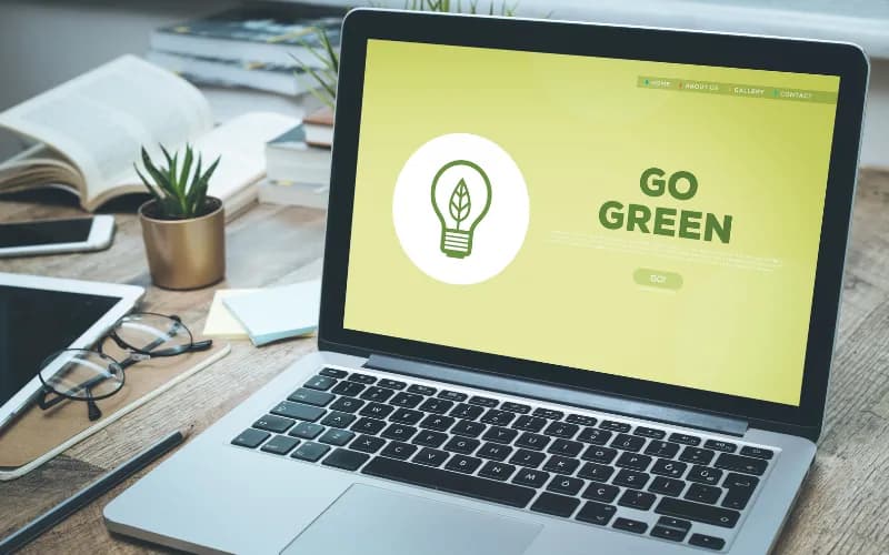 Ordinateur portable dont l'écran affiche « Go Green »