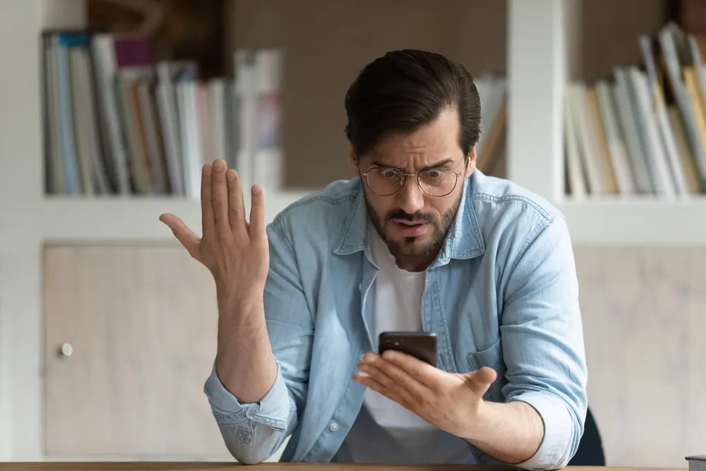 Un homme mécontent de son téléphone portable Android