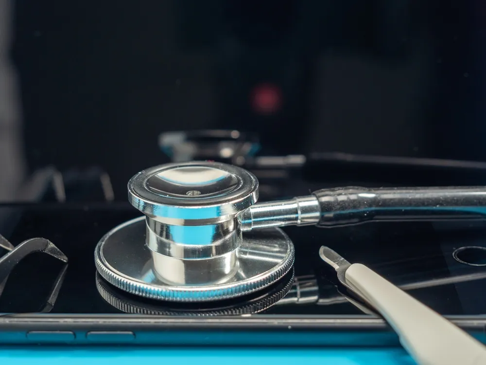 un stéthoscope posé sur un téléphone portable