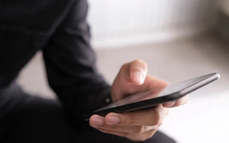 une personne utilisant un téléphone Google Pixel d'occasion