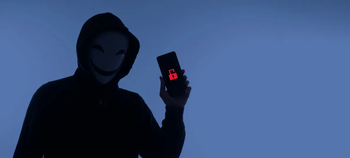 Un hacker tenant un téléphone