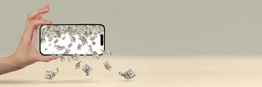 Une main tenant un iPhone 15 Pro Max
