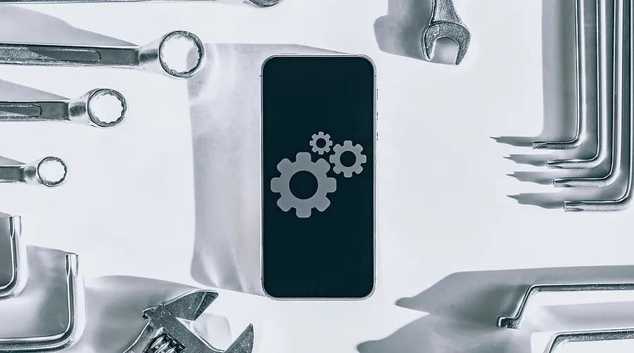 Image d'un téléphone portable avec des outils