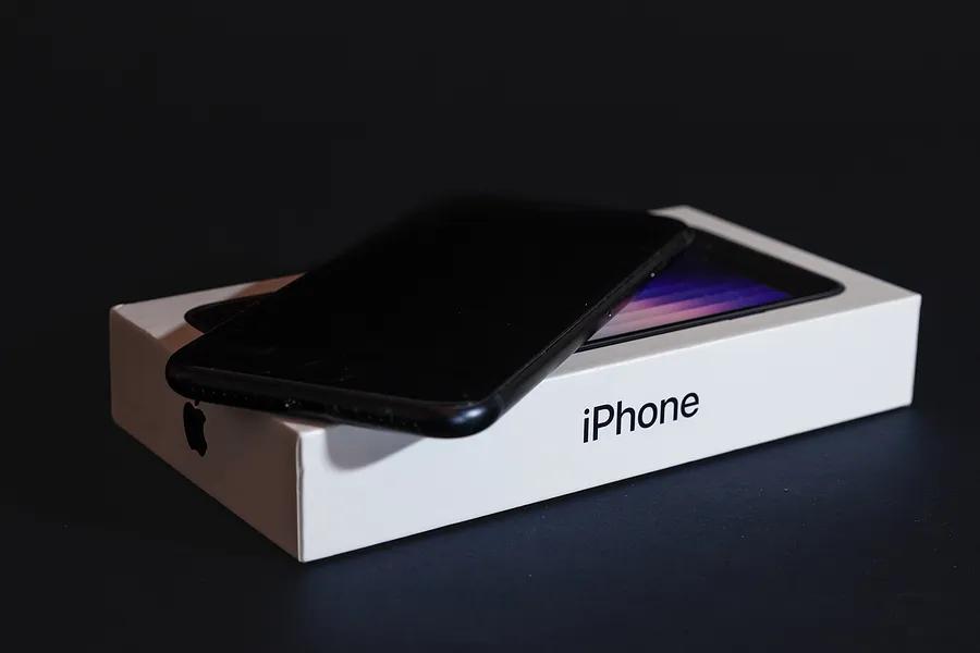 Un iPhone posé sur sa boîte