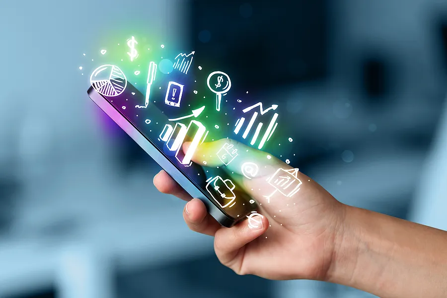 Une main tenant un téléphone portable, avec des icônes au-dessus.
