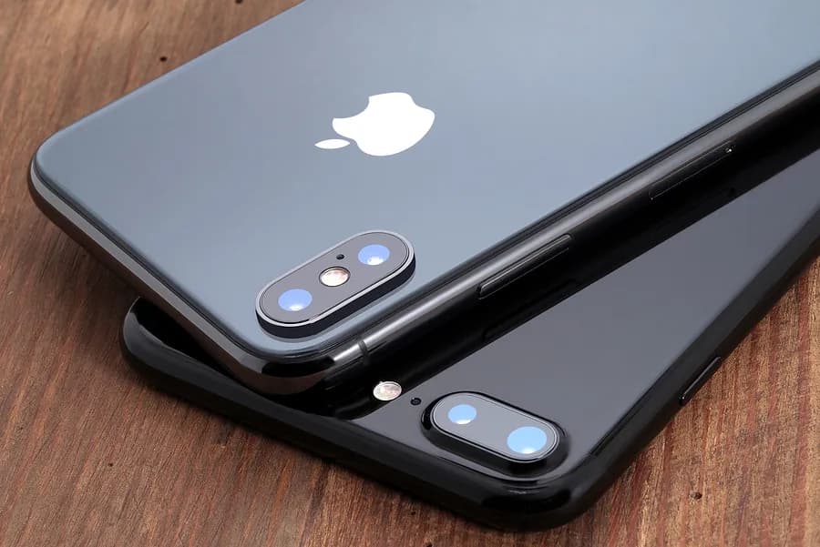 Deux iPhone Apple gris posés face vers le bas.