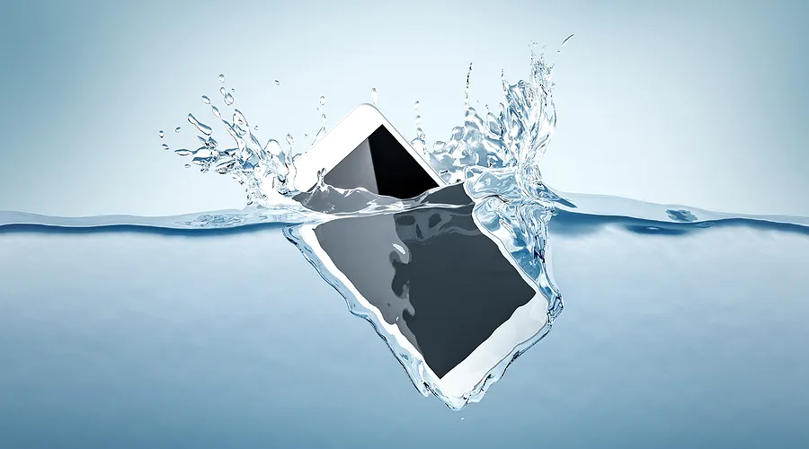 Téléphone portable immergé dans l'eau.