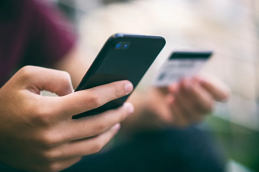 Des mains tenant des smartphones.
