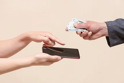 Échange d'un téléphone portable contre de l'argent.