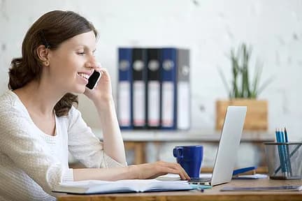 Une femme au téléphone portable