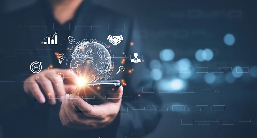Un homme d'affaires utilisant un smartphone sur lequel apparaissent des icônes numériques représentant les données, la sécurité et la connectivité mondiale.