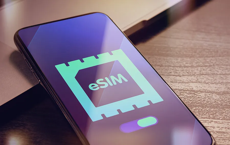Un smartphone affichant une icône eSIM sur son écran